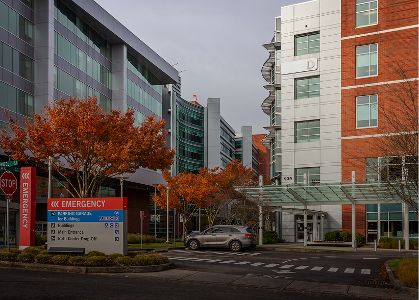 Salem, Oregon, USA - November 5th, 2024: Salem Hospital Emergency direction. Information sign to parking lot